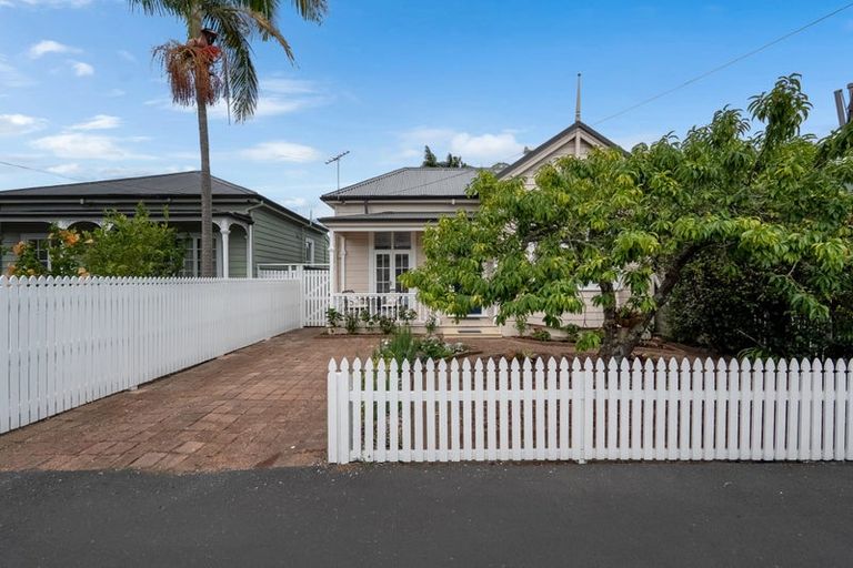 Photo of property in 24 Anne Street, Devonport, Auckland, 0624