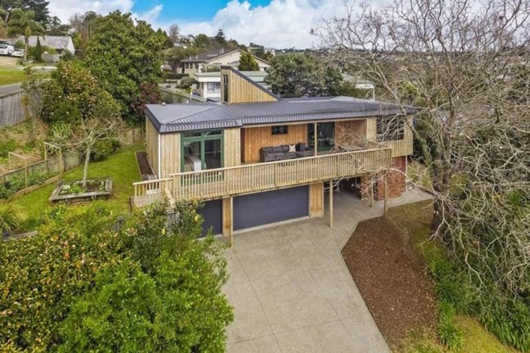 Photo of property in 4 Hollyhock Place, Browns Bay, Auckland, 0630