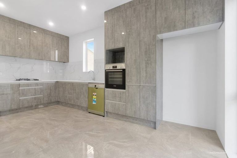 Photo of property in 27 Stitchbird Crescent, Papakura, 2110