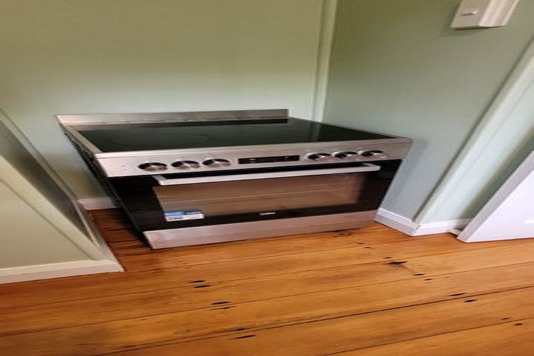 Photo of property in 32 Victoria Road, New Plymouth, 4310