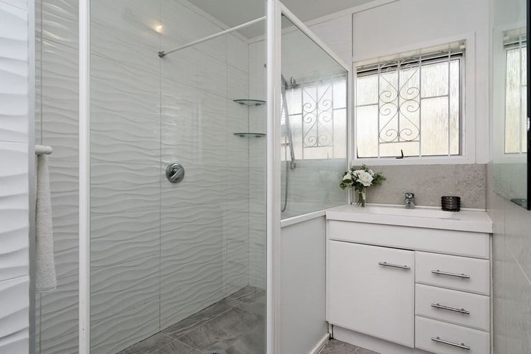 Photo of property in 2/56 Archibald Road, Kelston, Auckland, 0602