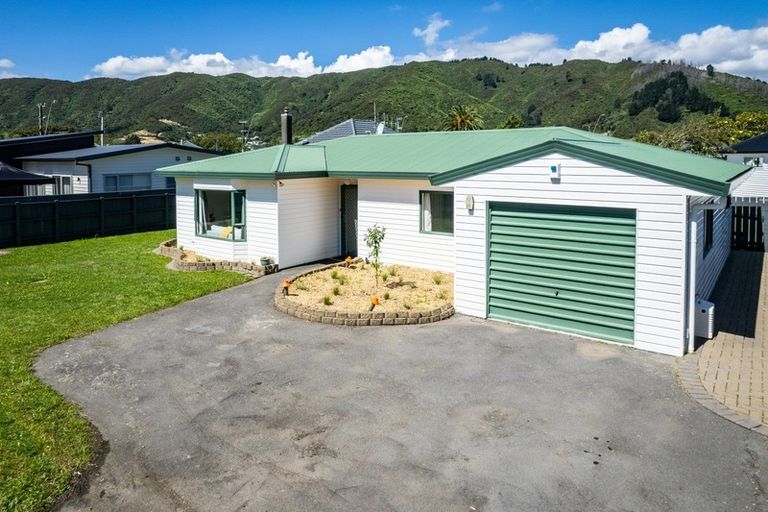 Photo of property in 2/3 Dover Road, Wainuiomata, Lower Hutt, 5014