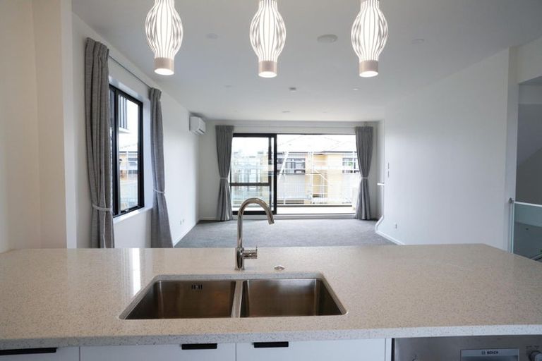 Photo of property in 7/19 Kingdale Road, Henderson, Auckland, 0610