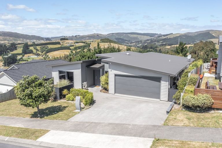 Photo of property in 154 Endeavour Drive, Whitby, Porirua, 5024