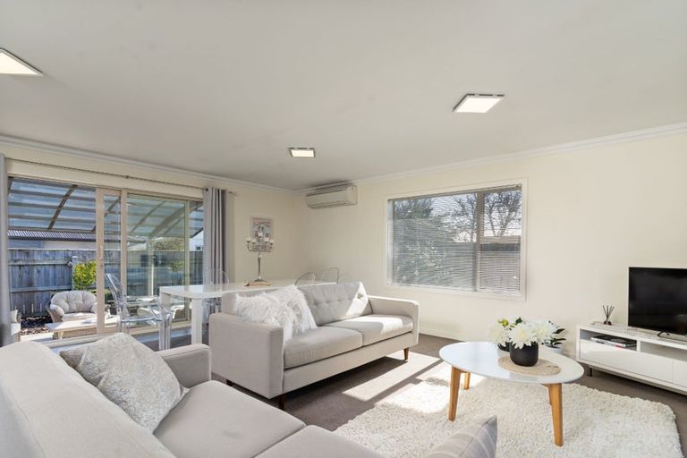 Photo of property in 2 Walnut Lane, Carterton, 5713