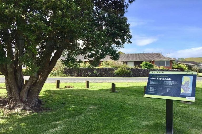 Photo of property in 1/3 Kiwi Esplanade, Mangere Bridge, Auckland, 2022