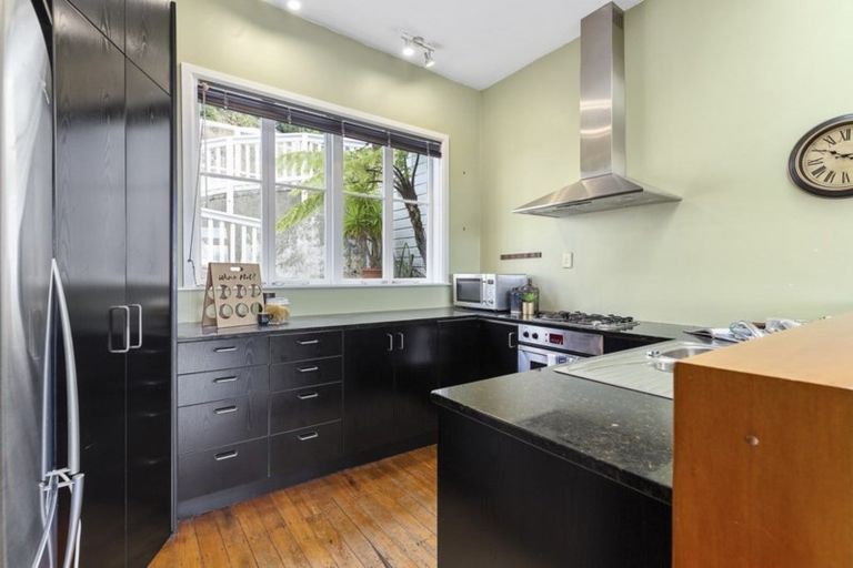 Photo of property in 5 Asquith Terrace, Brooklyn, Wellington, 6021