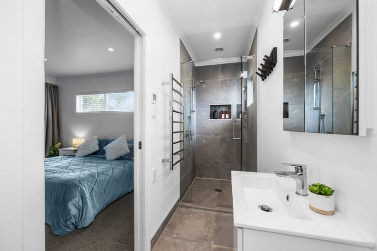 Photo of property in 1 Ashford Place, Havelock North, 4130