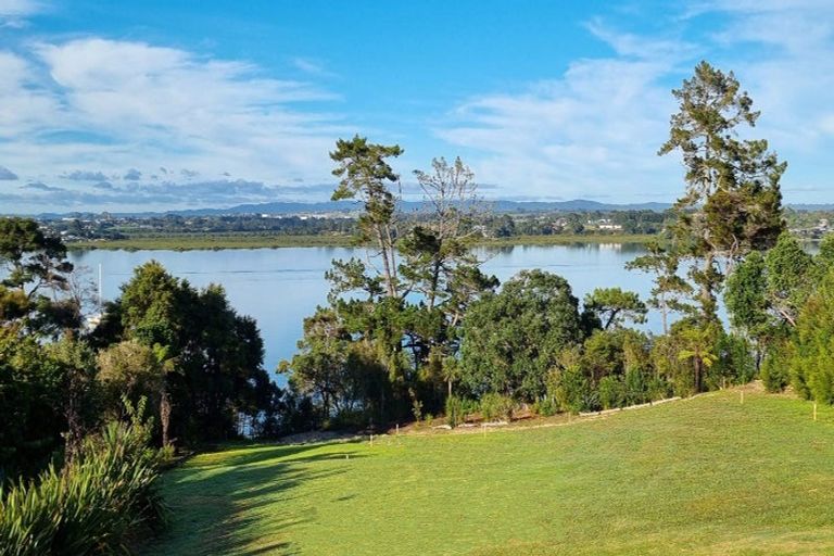 Photo of property in 15a Chatham Avenue, Paremoremo, Auckland, 0632