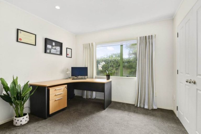 Photo of property in 6 Orohena Close, Northpark, Auckland, 2013