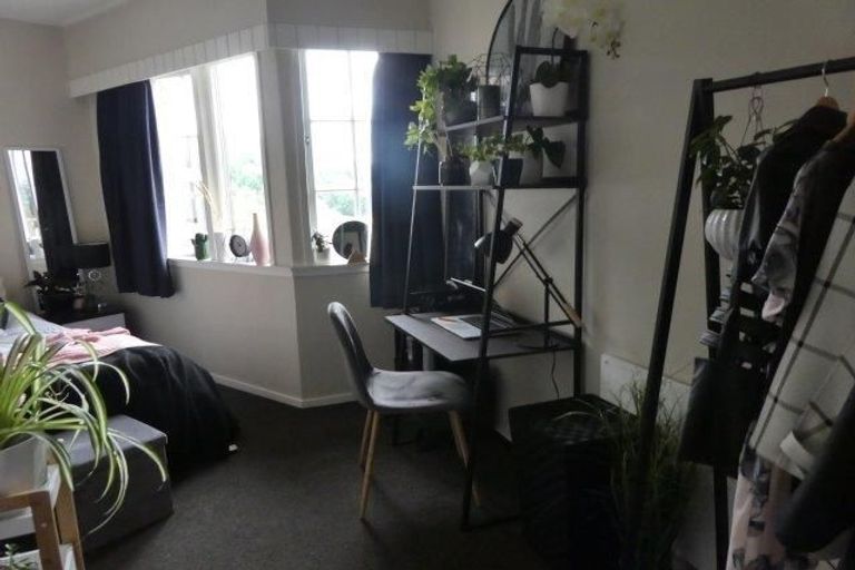 Photo of property in 11 Wynyard Crescent, Fernhill, Queenstown, 9300