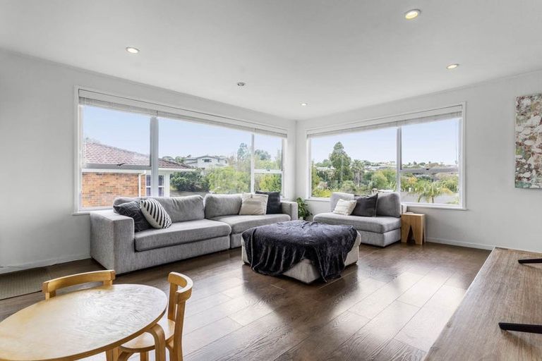 Photo of property in 52 Ravenwood Drive, Forrest Hill, Auckland, 0620