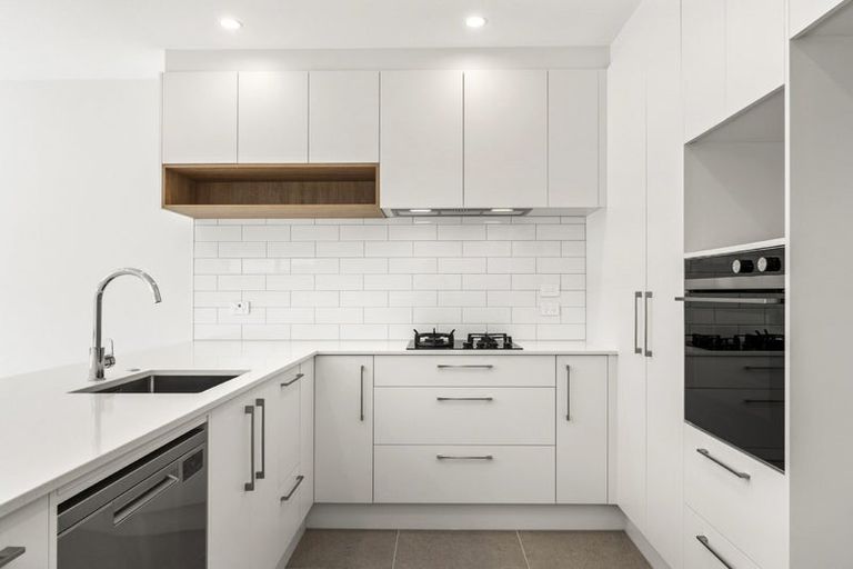 Photo of property in 51 Parkmore Drive, Rosehill, Papakura, 2113