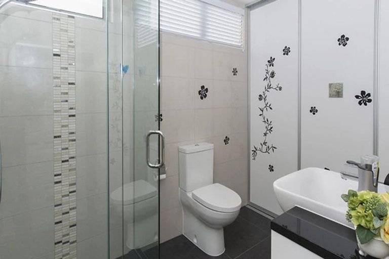 Photo of property in 2 Bucklands Beach Road, Bucklands Beach, Auckland, 2012