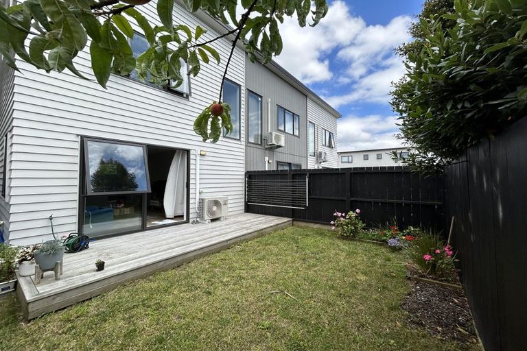 Photo of property in 5/30 West Coast Road, Glen Eden, Auckland, 0602