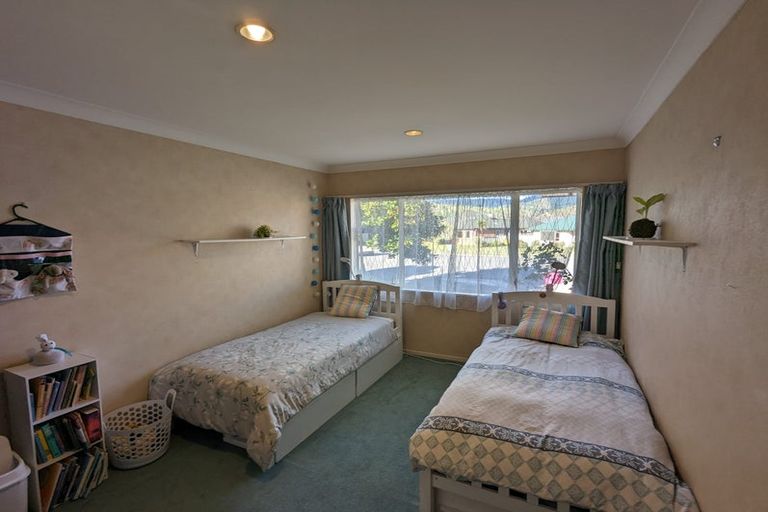 Photo of property in 10 Crown Hill, Paraparaumu, 5032