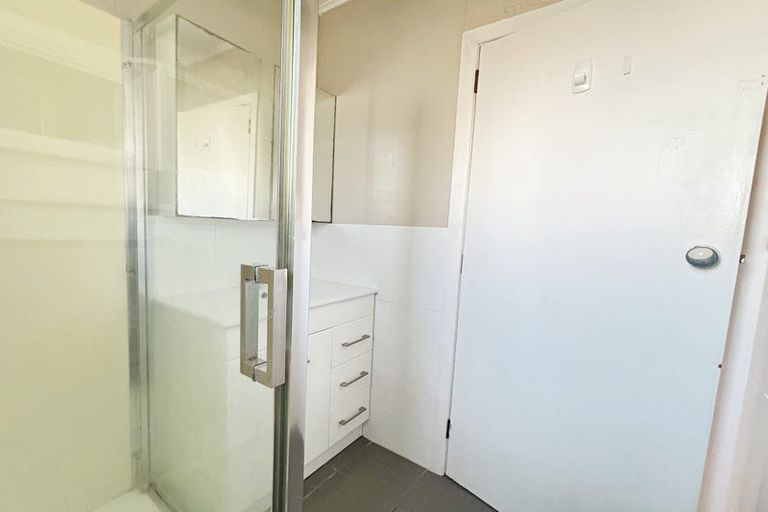 Photo of property in 15 Albert Road, Kelston, Auckland, 0602