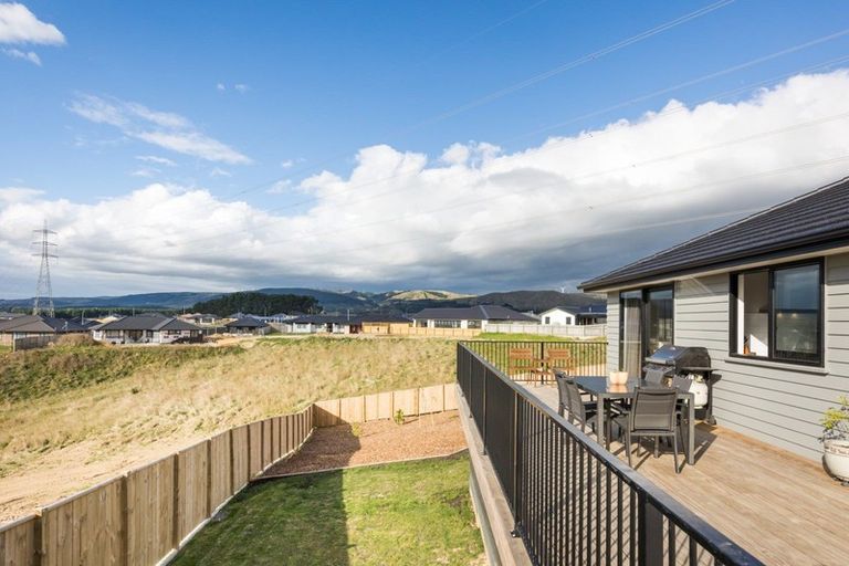 Photo of property in 15 Gibraltar Way, Fitzherbert, Palmerston North, 4410