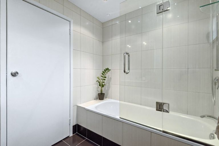 Photo of property in 2 Lyons Avenue, Murrays Bay, Auckland, 0630