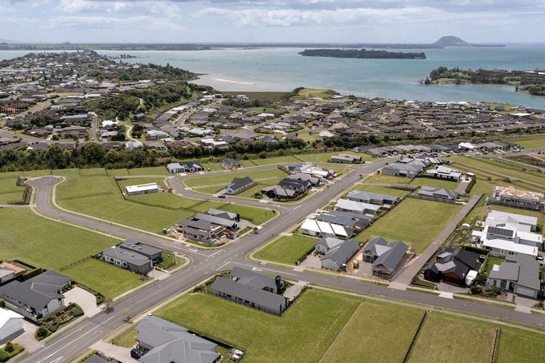 Photo of property in 32 Ridge Drive, Omokoroa, 3114