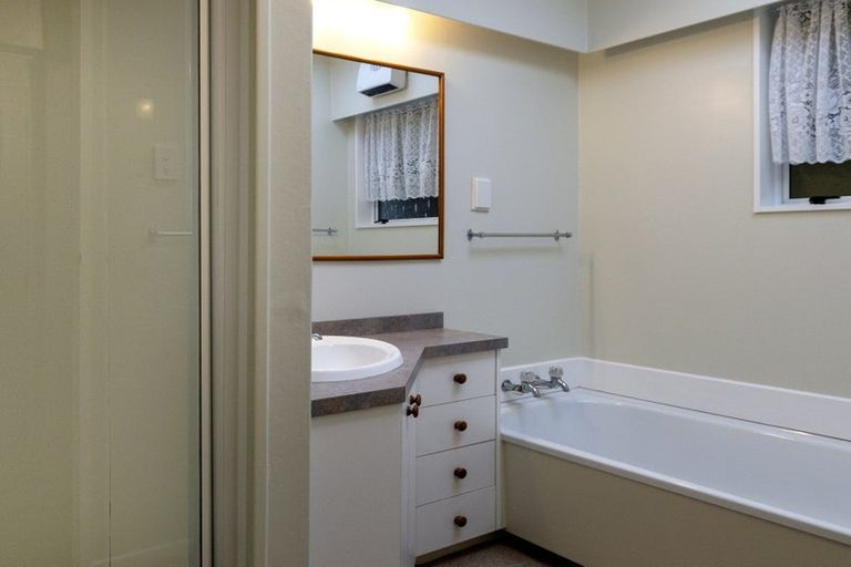 Photo of property in 6 Wakefield Grove, Waikanae, 5036