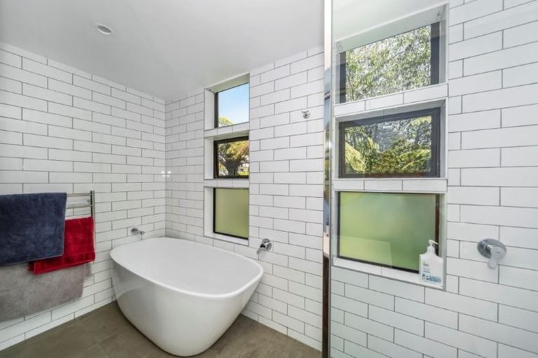 Photo of property in 18b Mayfair Place, Westown, New Plymouth, 4310