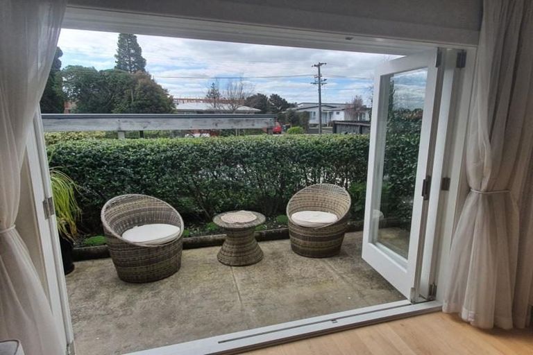 Photo of property in 6 Yeovil Road, Te Atatu Peninsula, Auckland, 0610