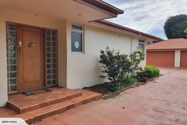 Photo of property in 74 Straven Road, Fendalton, Christchurch, 8014