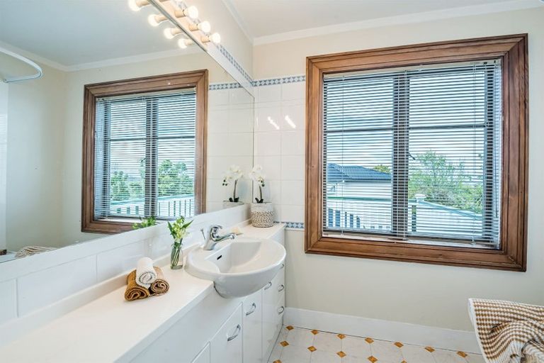 Photo of property in 2/160 Mokoia Road, Chatswood, Auckland, 0626