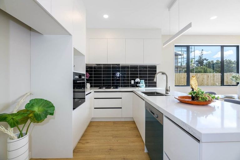 Photo of property in 12 September Place, Forrest Hill, Auckland, 0620