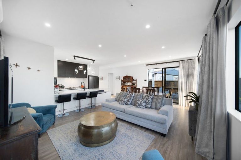 Photo of property in 11 Koiora Road, Clarks Beach, 2122