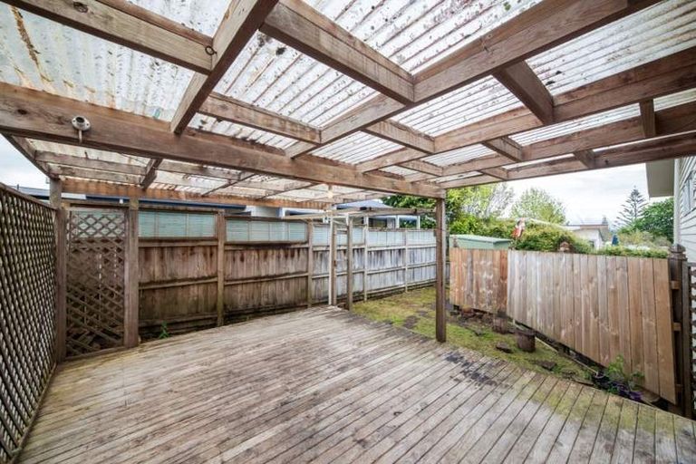 Photo of property in 33 Sunnynook Road, Forrest Hill, Auckland, 0620