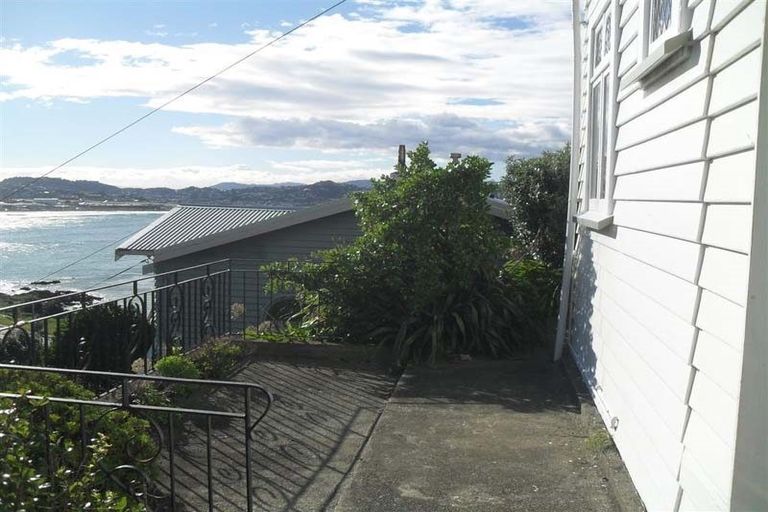 Photo of property in 9 Hungerford Road, Lyall Bay, Wellington, 6022
