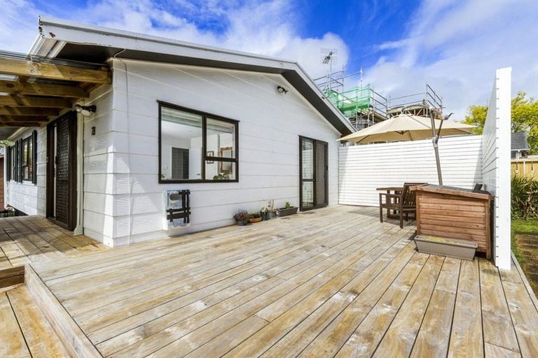 Photo of property in 2/7 Eskdale Road, Birkdale, Auckland, 0626