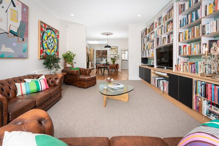 Photo of property in 16 Hawker Street, Mount Victoria, Wellington, 6011