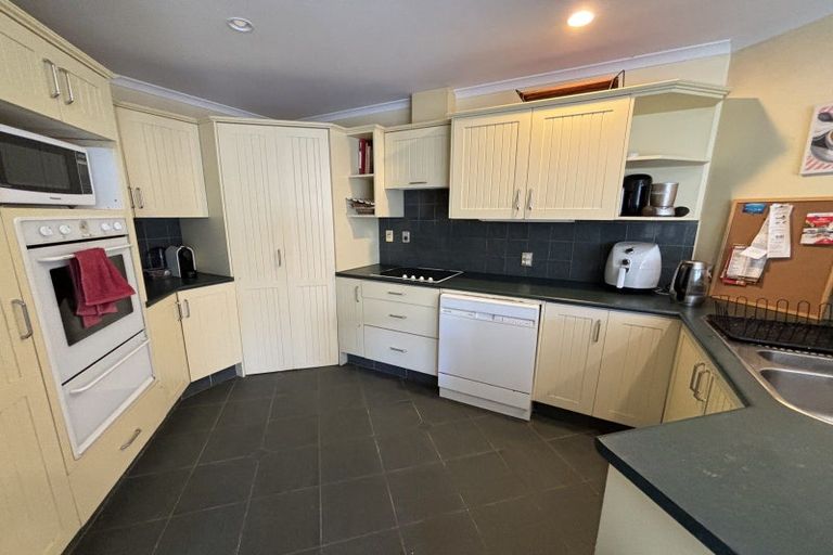 Photo of property in 16 Ruapehu Drive, Fitzherbert, Palmerston North, 4410