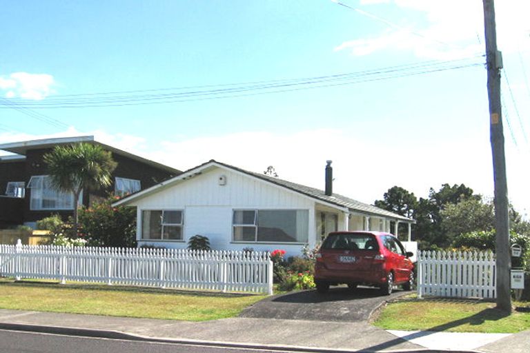 Photo of property in 62 Woodlands Crescent, Browns Bay, Auckland, 0630