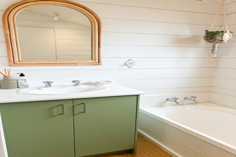 Photo of property in 4 Beach Road, Manly, Whangaparaoa, 0930