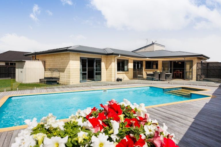 Photo of property in 38 Johnstone Drive, Fitzherbert, Palmerston North, 4410