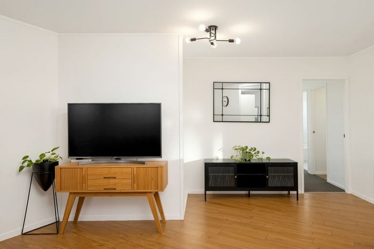 Photo of property in 5 Mckinley Road, Sunnyvale, Auckland, 0612