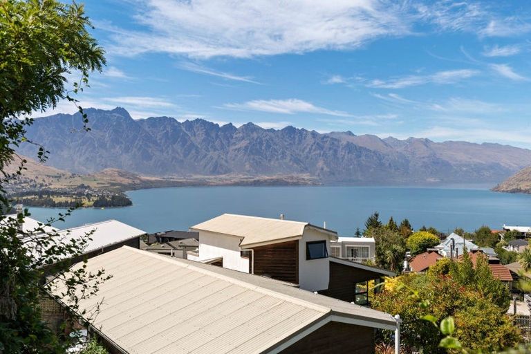 Photo of property in 27 Avalon Crescent, Fernhill, Queenstown, 9300