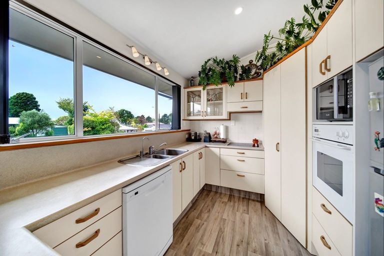 Photo of property in 3 La Salle Drive, Westown, New Plymouth, 4310