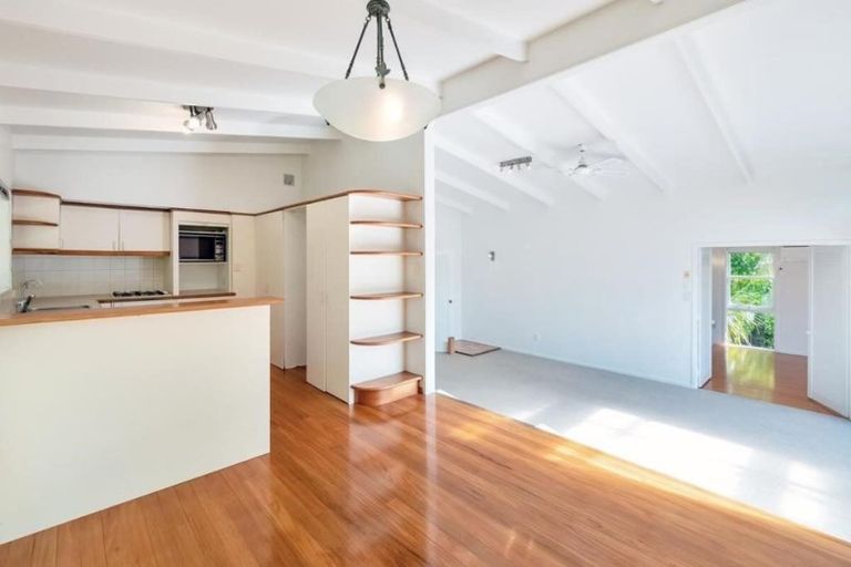 Photo of property in 42 Woodstock Road, Forrest Hill, Auckland, 0620