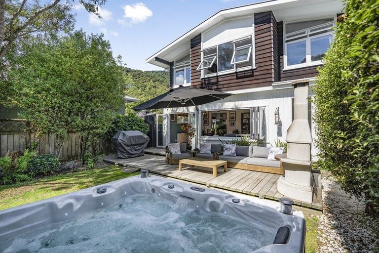 Photo of property in 25 Marine Parade, Eastbourne, Lower Hutt, 5013