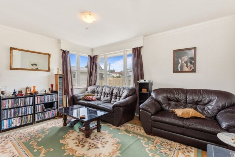 Photo of property in 11 Stephen Avenue, Henderson, Auckland, 0610