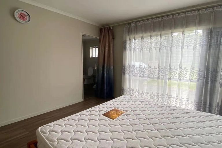 Photo of property in 5a Orchid Place, Te Atatu South, Auckland, 0610