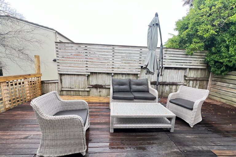 Photo of property in 2/260 Sunset Road, Windsor Park, Auckland, 0632