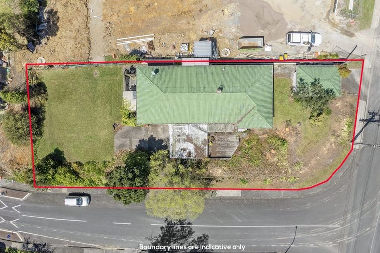 Photo of property in 84 Awaroa Road, Sunnyvale, Auckland, 0612