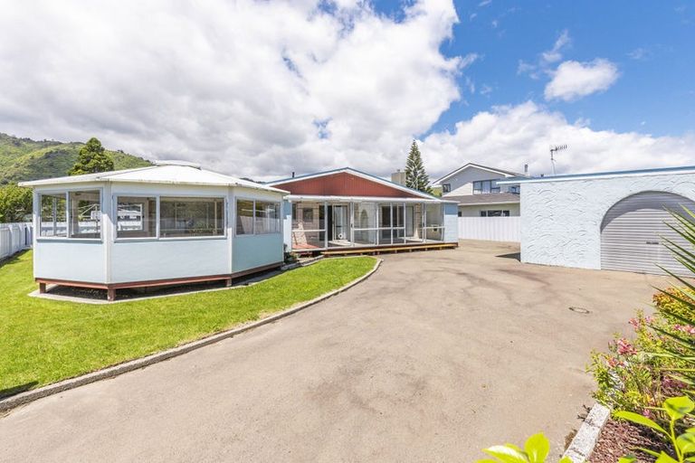 Photo of property in 6 Belvedere Avenue, Waikanae, 5036