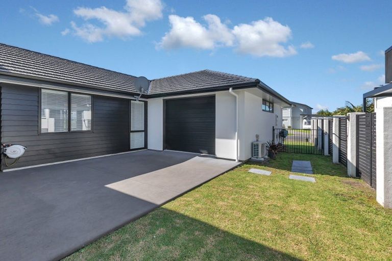 Photo of property in 7 Fred Carr Place, One Tree Point, 0118